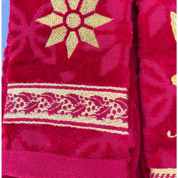 Beautiful red with embroidered Feliz Navidad 3-piece towel set - Picture 3 of 5